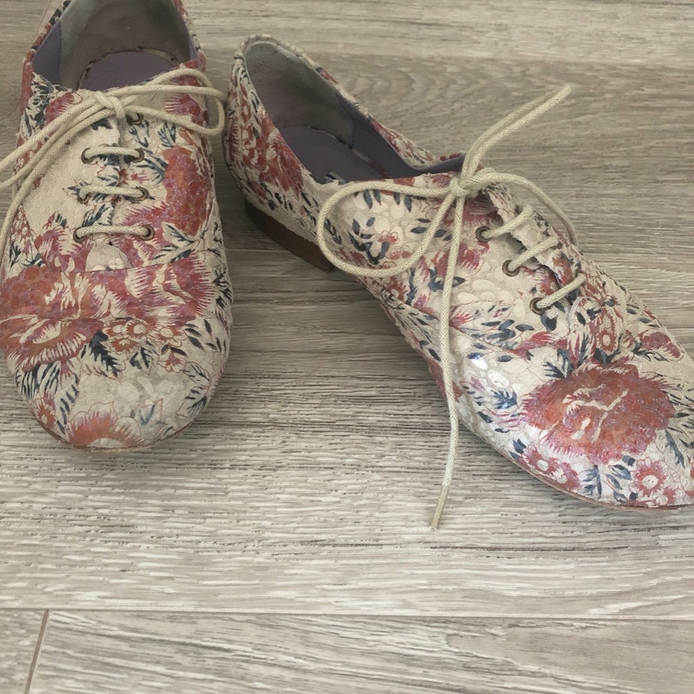 Leather floral oxford